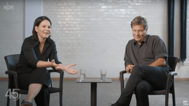 Baerbock über Habeck: „Hühner, Schweine, Kühe melken“