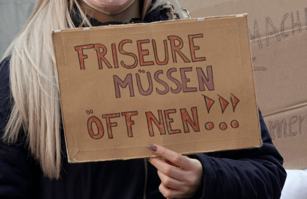 “Bin am Ende meiner finanziellen Kräfte”: Friseurmeisterin zieht vor das Bundesverfassungsgericht