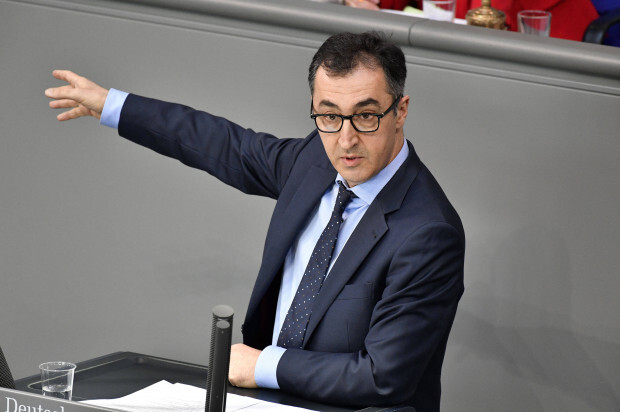 Cem Özdemirs Anfrage offenbart: die nächste Migrationsroute nach Deutschland