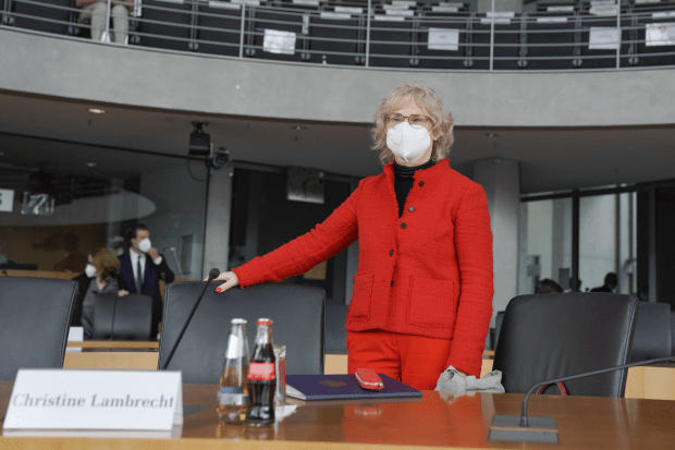 Bundesregierung will Aufhebung von Grundrechtseinschränkungen an die Impfung knüpfen