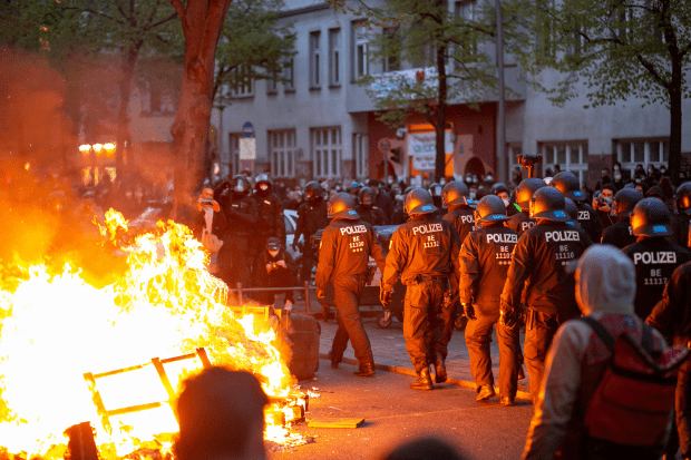 Bilder vom 1. Mai in Berlin: Gewaltexzesse mit Ansage