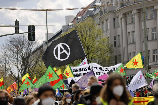 Demo gegen „Polizeigewalt“ – wie die Wohlfühl-Linke Extremisten die Bahn frei machen will