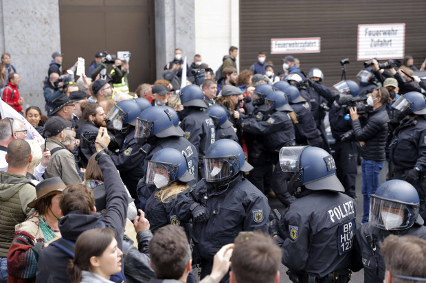 Corona-Demos in Berlin: Polizei hält Hunderte von Demonstranten vorübergehend fest