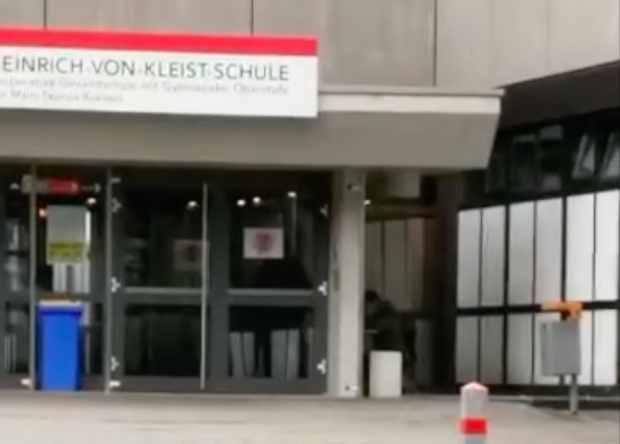 Nicht getesteter Schüler musste Klassenarbeit auf dem Schulhof schreiben