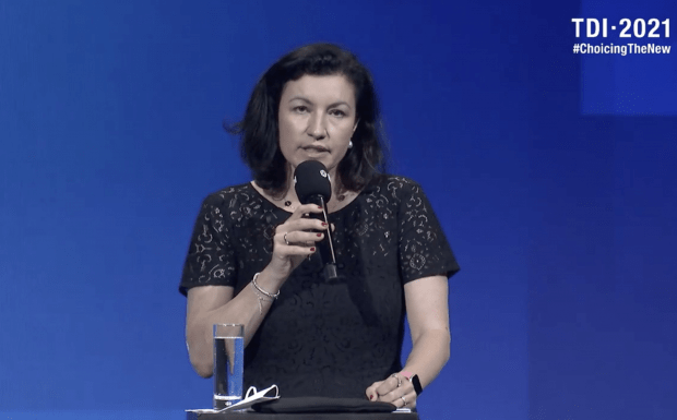 „1942 in den Bundestag“ – Dorothee Bär blamiert sich vor der deutschen Industrie