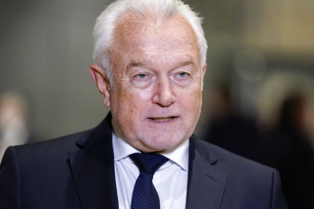 Maskenpflicht: Kubicki fordert Ende, Lambrecht Überprüfung