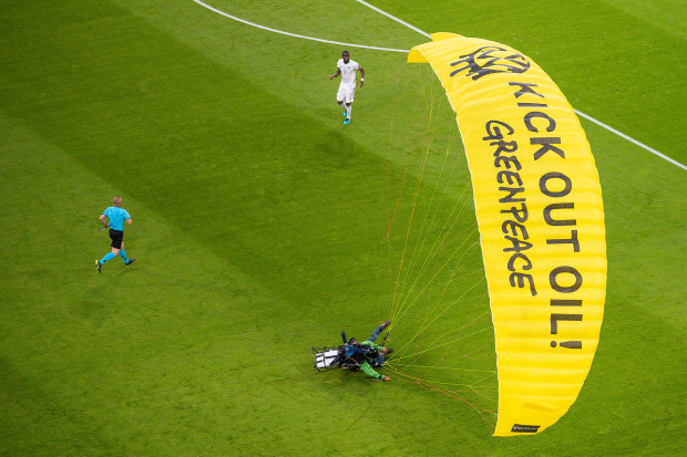 Greenpeace sorgt für eine Beinahe-Katastrophe im Münchner Fußballstadion