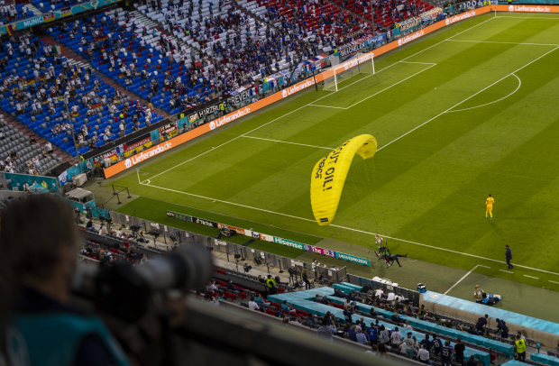 Greenpeace-Flieger rast in Stadion und riskiert Menschenleben – welche Konsequenzen hat dieser Wahnsinn?