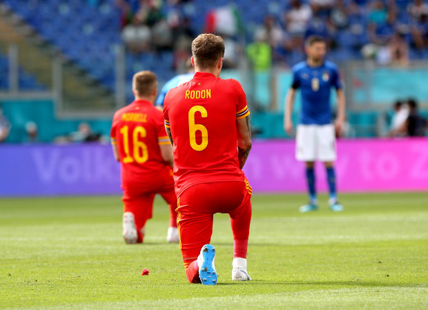Wettstreit der Rituale im Fußballstadion: Kniefall trifft auf Hymnen