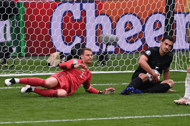 „Die Mannschaft“ fliegt raus: kein Kampf, nur Haltung, kein Herz, nur Herzchen