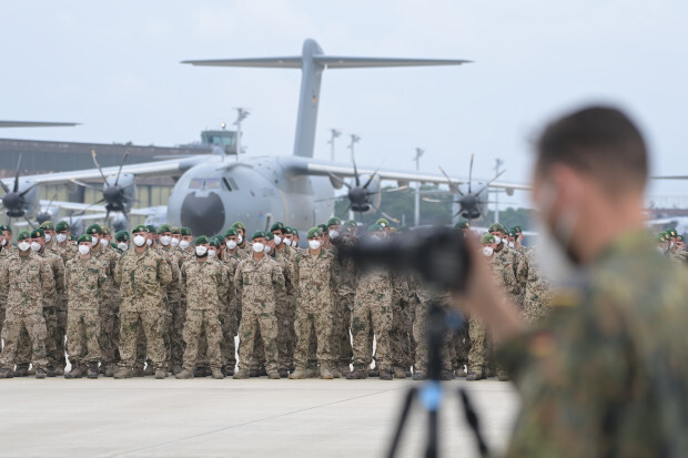 Vor Ort Lob und Anerkennung für Bundeswehr-Soldaten – Zuhause nur eine stille Formalität