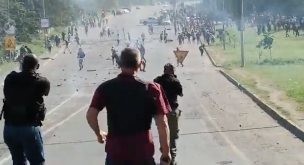 Südafrika: Massive Unruhen, Plünderungswellen und Brandstiftungen