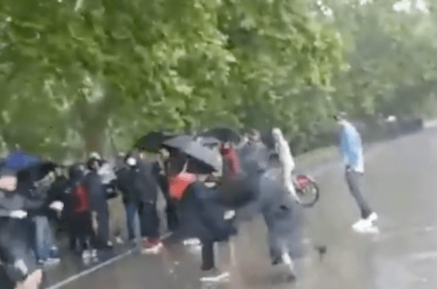 London: Messerangriff auf Islam-Kritikerin mit Charlie Hebdo-Shirt