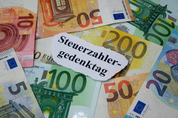 Erst seit dem 13. Juli arbeiten wir für das eigene Portemonnaie