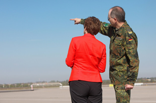 Die Bundeswehr guckt im Weltraum zu: Kramp-Karrenbauers neues Kommando 