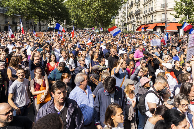 Massive Protestwelle: 114.000 Menschen demonstrieren in Frankreich gegen Macrons Impfzwang