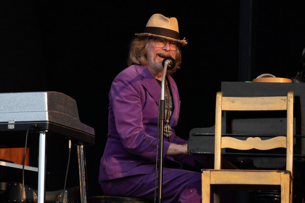 Abstandsregeln, lästige Bedienung und keine Stimmung: Helge Schneider bricht Strandkorbkonzert ab