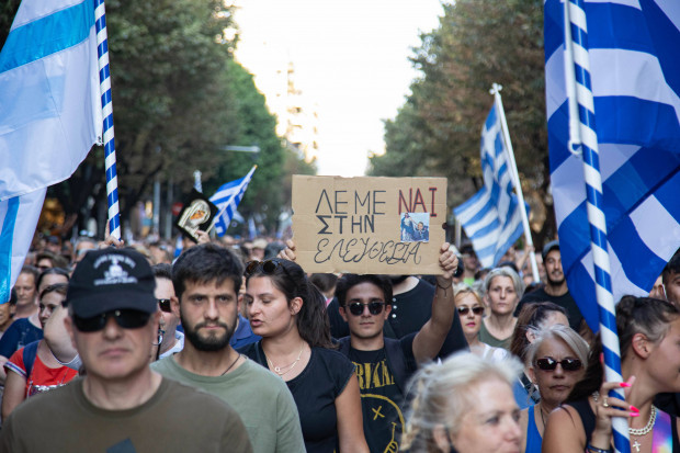 In Griechenland führt ein Arzt die Demonstranten gegen Corona-Maßnahmen an