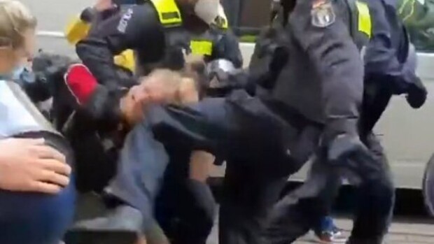 Polizeieinsatz gegen Demonstranten: Mit dem Knie an den Kopf getreten