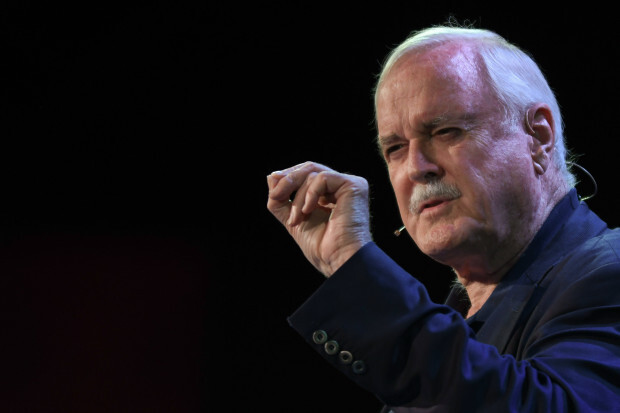 Don’t fight an old man – jedenfalls nicht John Cleese