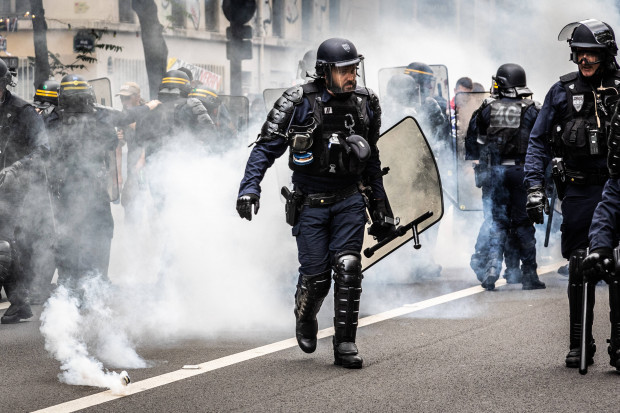Straßenschlachten in Paris: 200.000 Menschen demonstrieren in Frankreich gegen den Impfzwang
