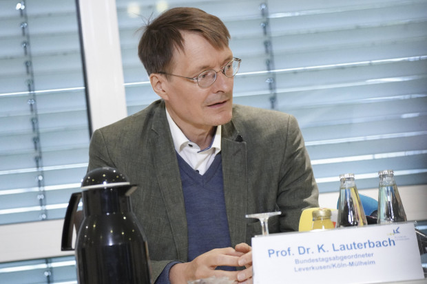 Karl Lauterbach schlägt Impfstoff-Lieferungen nach Afghanistan vor