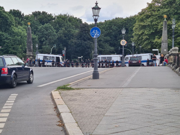 Berlin: Polizei riegelt Zugänge zu genehmigter Querdenker-Demo ab