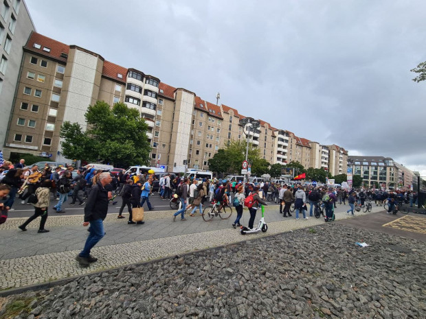 Erneut demonstrieren Tausende in Berlin gegen die Corona-Maßnahmen