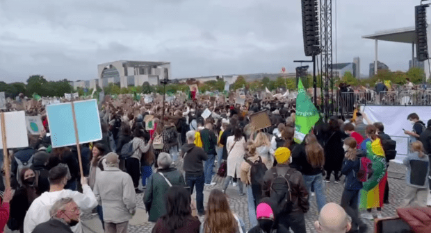 Fridays for Future als Festival – mit Antifa und Enteignungsforderung