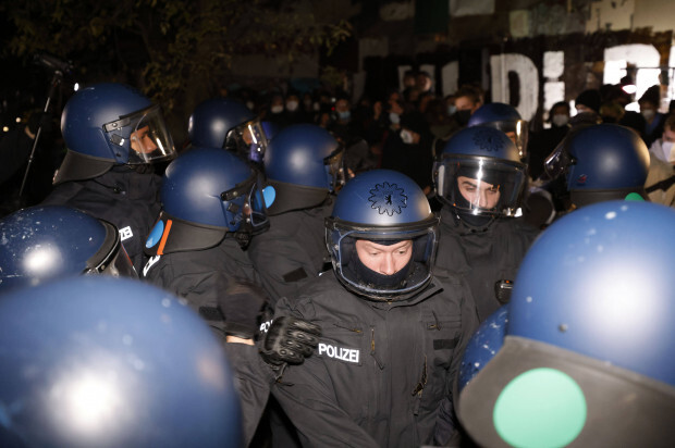 Schwere Ausschreitungen in Berlin vor Räumung von linkem Wohnprojekt „Köpi“