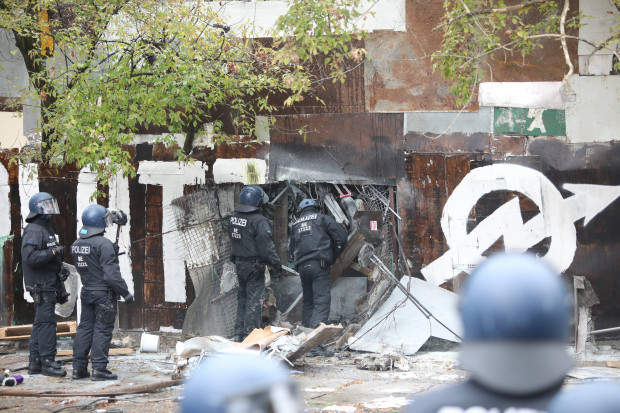 Die autonome Linke versuchte gewaltsam, die Räumung des „Köpi“ zu verhindern