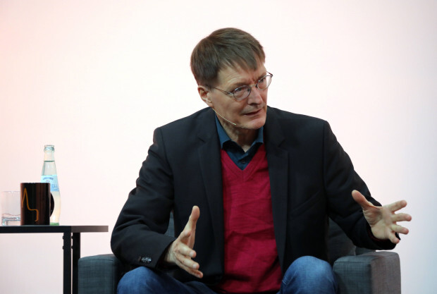 Karl Lauterbach mit Handy am Ohr auf der Autobahn erwischt