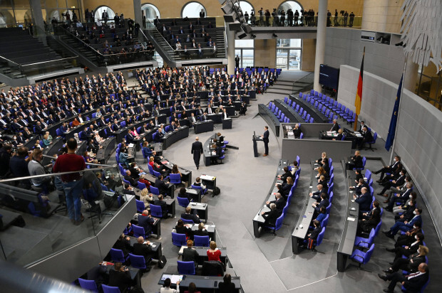 Der neue, schwache Bundestag: 3G-Theater, Diversity-Phrasen und NS-Vergleiche
