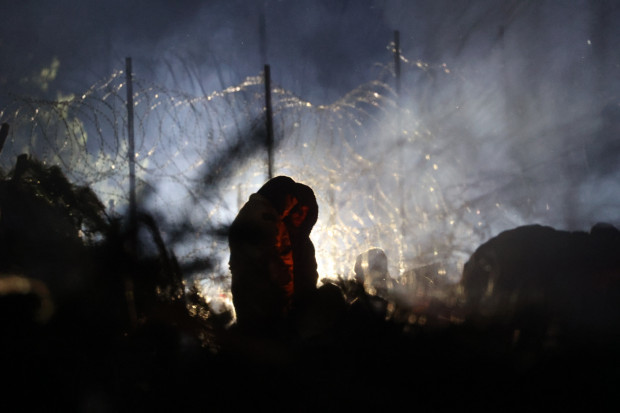 Polen meldet, dass weißrussische Soldaten Grenzbarrieren zerstören