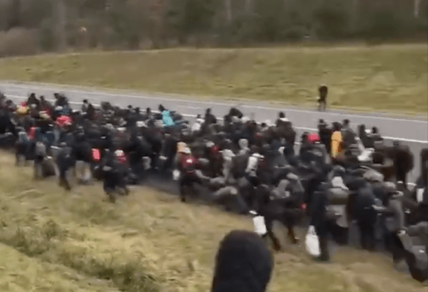 Videos aus Weißrussland: Lukaschenko und Co schicken Massen an Migranten nach Polen