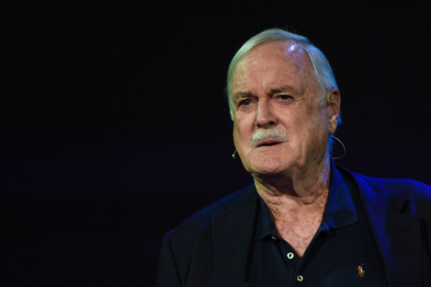 John Cleese sagt der „Cambridge Union“ nach Ankündigung einer „schwarzen Liste“ ab