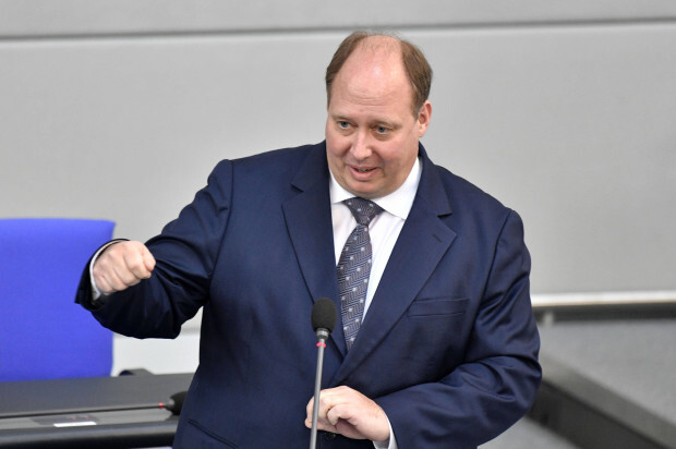 Helge Braun: Erst bei drei Dosen „vollständig geimpft“