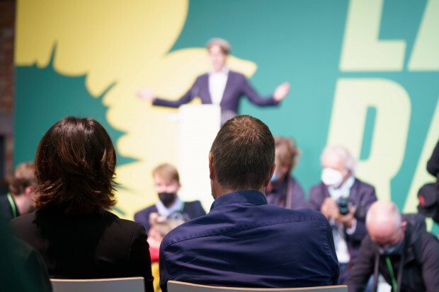 Hineingetrieben in Ruinen