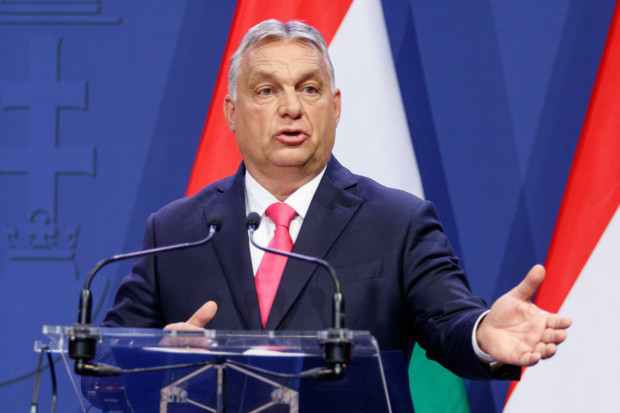 Bedingungslose Migration und die Verdammung von Viktor Orbán