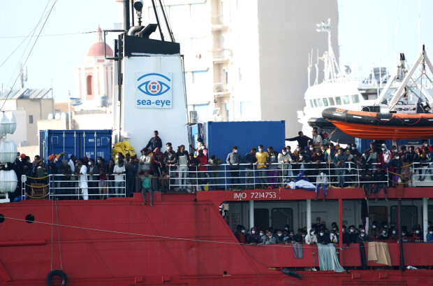 NGO „Sea Eye“ bringt rund 800 Migranten nach Sizilien