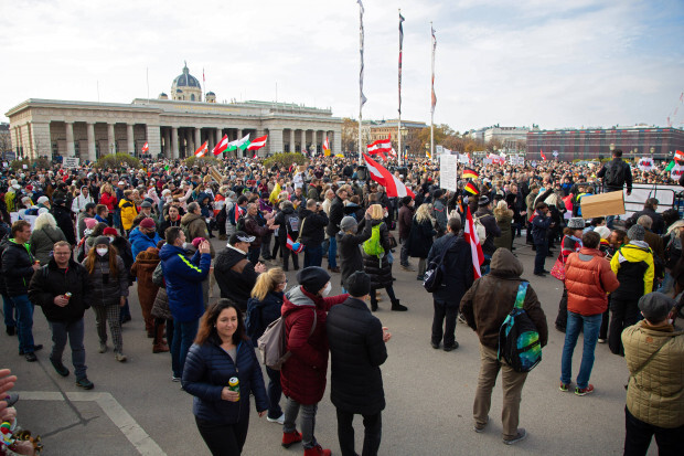 Zehntausende demonstrieren in Wien gegen Impfpflicht und Komplett-Lockdown