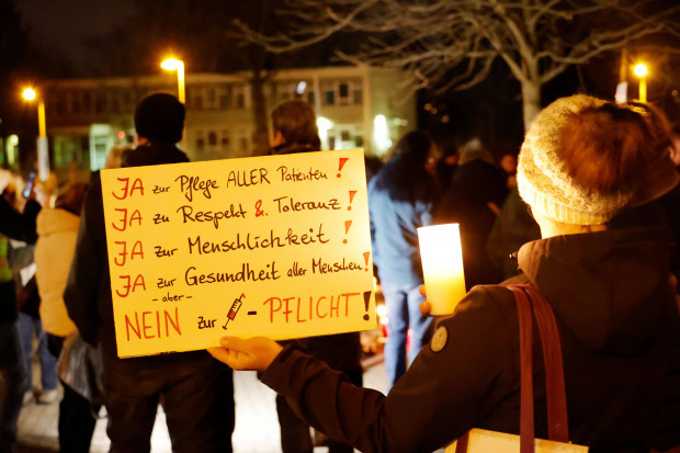 Kerzen vor Krankenhäusern: Pfleger-Protestaktion gegen Impfpflicht in Sachsen