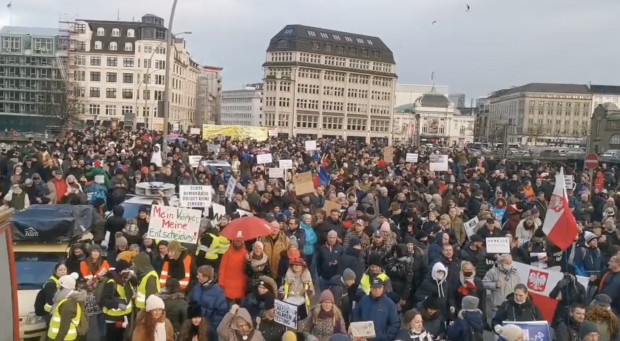 Tausende demonstrieren in ganz Deutschland gegen die Impfpflicht – Polizei löst Kundgebungen auf