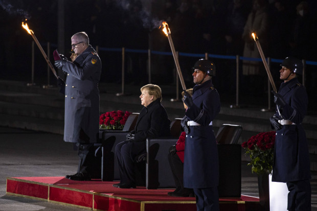 Die Meisterin des Schrägvorbeiredens lässt auch schräg vorbei musizieren
