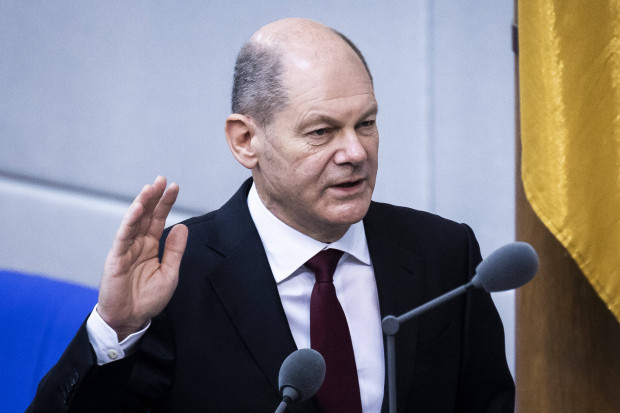 Olaf Scholz vereidigt: Gefangen im Körper eines Bundeskanzlers
