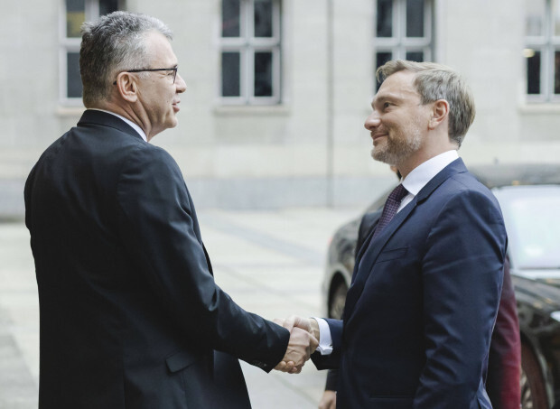 Wie ein Staatssekretär Lindners fragwürdigen Nachtragshaushalt rechtfertigt
