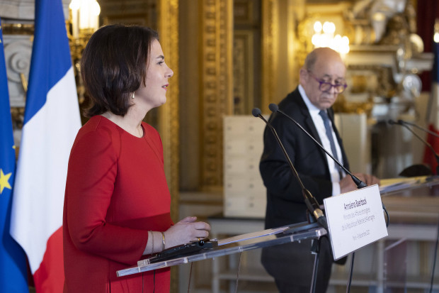 Baerbocks große Worte in Paris und Röttgens devoter Applaus