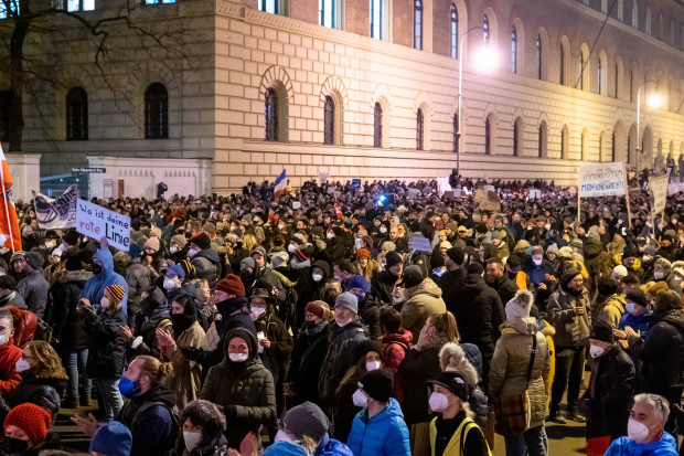 Massive Proteste gegen Impfpflicht in München – Polizei riegelt Demonstration ab
