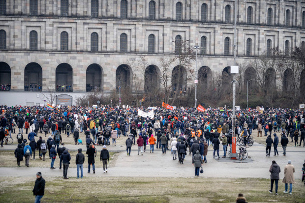 Corona-Proteste reißen nicht ab: Zehntausende demonstrieren in Nürnberg, Saarbrücken und Thüringen
