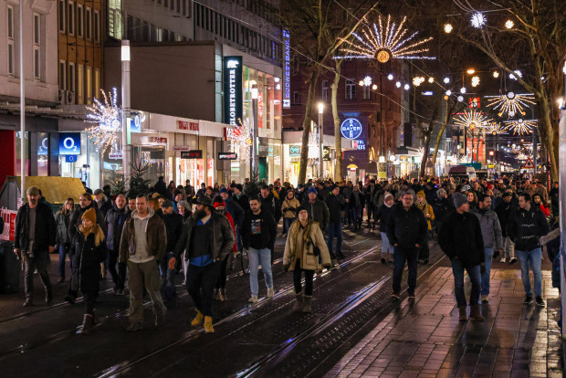 „Montagsspaziergänge“: Hunderte Demonstrationen in ganz Deutschland
